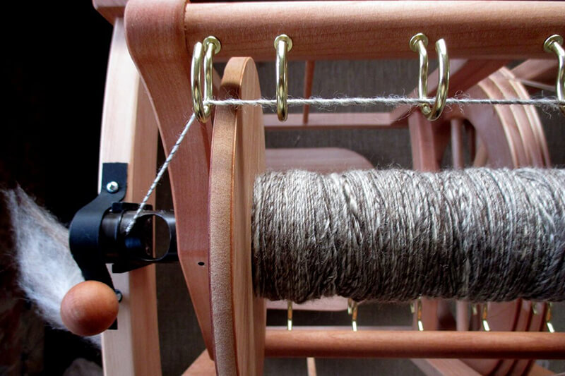 Spinning woolen fibers
