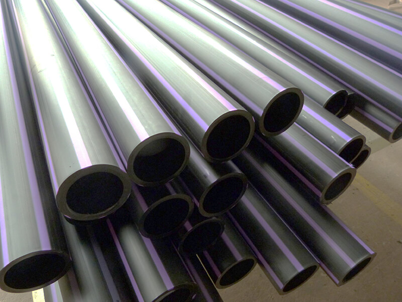 Five layer pipes with metal