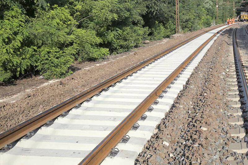 Composite rail traverse